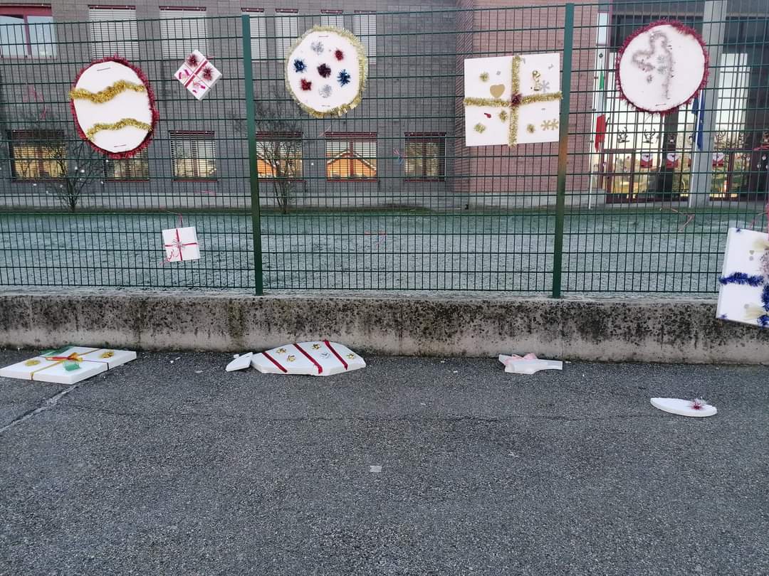 Cuggiono, vandali distruggono decorazioni natalizie alle elementari