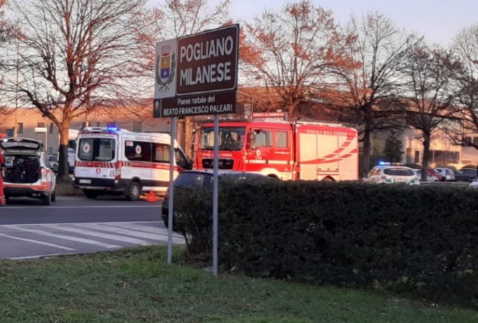 Nerviano, auto incastrata sotto il pullman sul Sempione