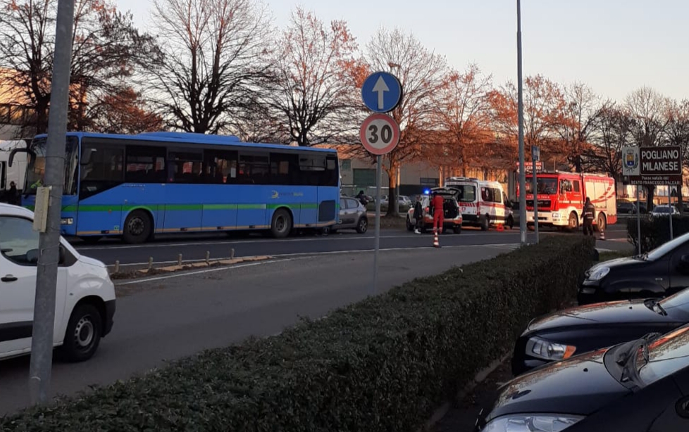 Nerviano, auto incastrata sotto il pullman sul Sempione