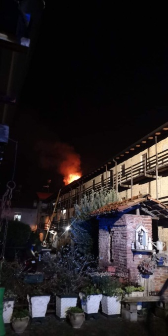 Incendio nella notte: brucia un tetto