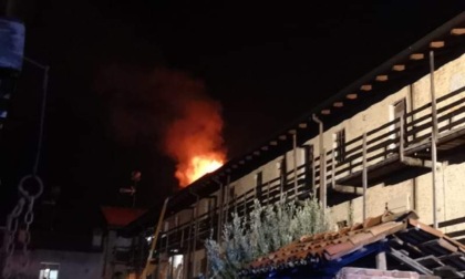 Incendio nella notte: brucia un tetto