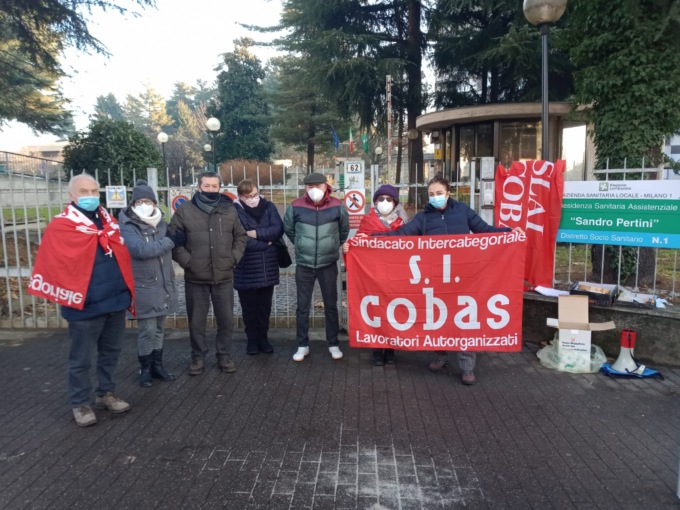 La protesta dei lavoratori della Rsa Pertini
