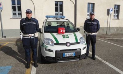 Colta da infarto a casa della figlia viene salvata da due vigili eroi