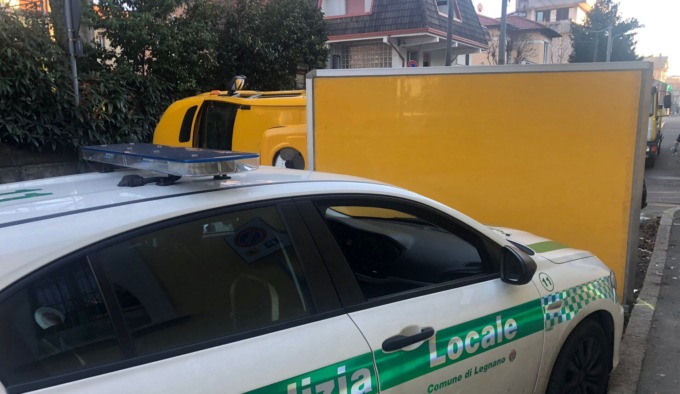 Camion si ribalta dopo l’incidente