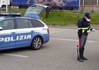 Droga e alcol, polizia al lavoro: saltano patenti