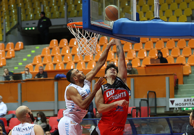 Knights, vittoria rocambolesca a Livorno
