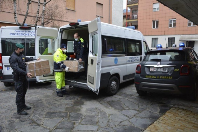 Sciarpe confiscate donate a persone senza fissa dimora