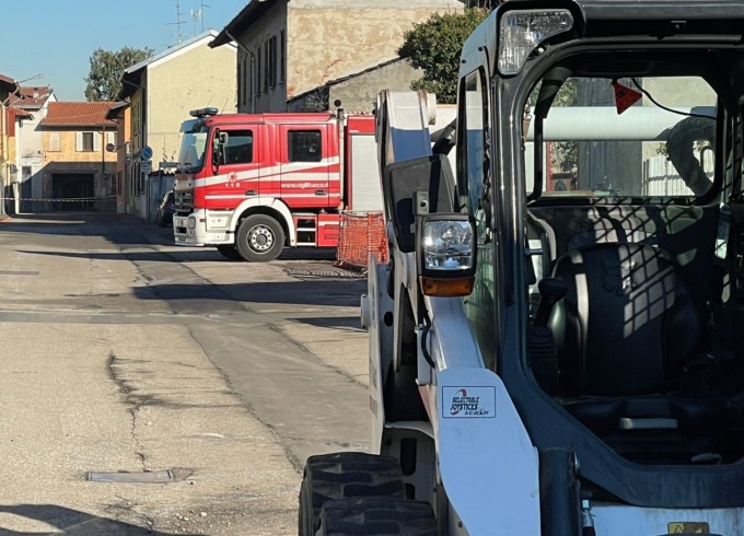 Fuga di gas da sotto l’asfalto, arrivano i pompieri
