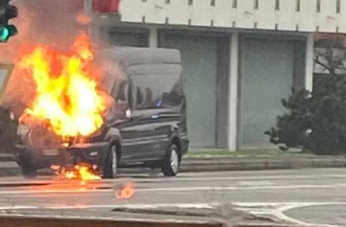 Furgone in fiamme sul Sempione