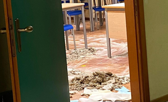 Crollato il soffitto di un’aula al liceo Galilei