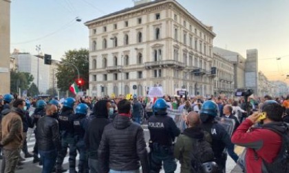Manifestazione No green pass non autorizzata, tensione in piazza Duomo