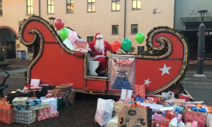 Babbo Natale in piazza tra pacchi donati e sorrisi per i più piccoli
