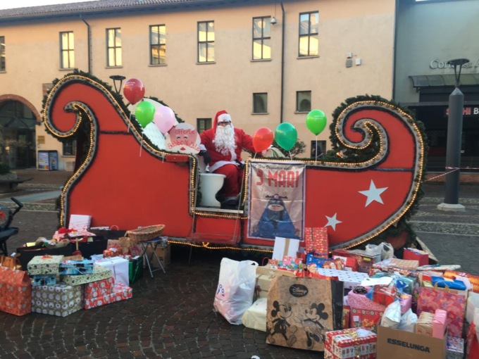 Babbo Natale in piazza tra pacchi donati e sorrisi per i più piccoli