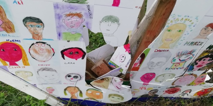 Vandali prendono a calci la “Barca dell’accoglienza”