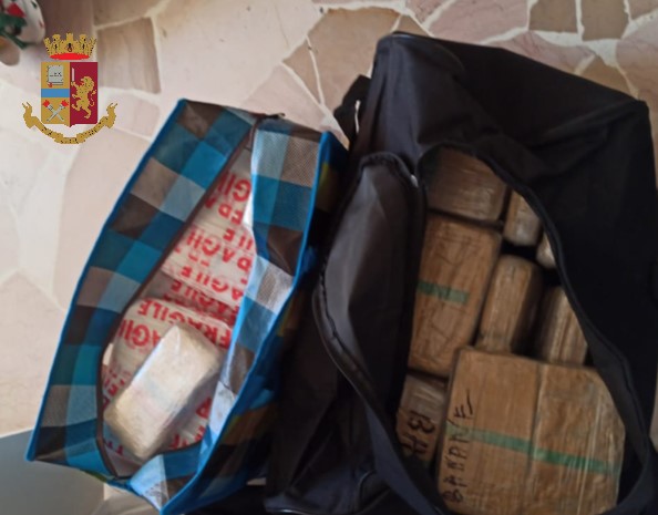 Antidroga, 43 chili di eroina in cucina: arrestata dalla Polizia di Stato