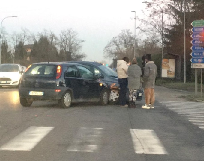 Incidente sul Sempione: coinvolte due auto