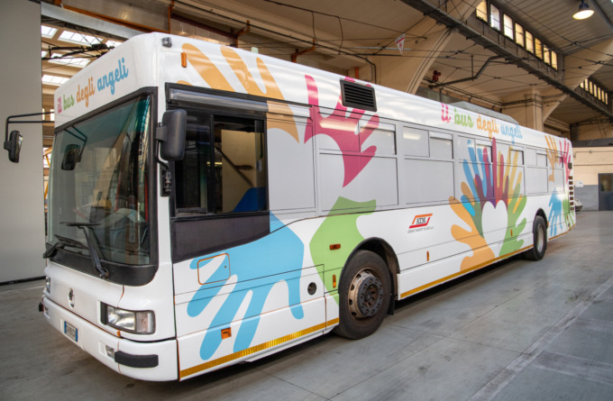 E’ ripartito il “Bus degli angeli” che porta i pasti a chi vive per strada