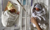 Neonate scambiate in culla: la vera madre non riesce più ad allattare la figlia