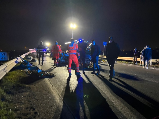 Tragico scontro fra auto e pullman, morti cinque giovani