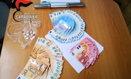 Evade dai domiciliari e viene trovato in possesso di cocaina e contanti: arrestato albanese