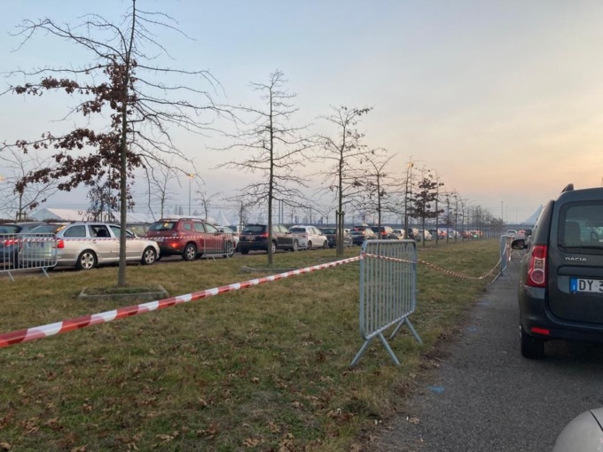 Ore di coda per il tampone anche al nuovo hub di Rho Fiera