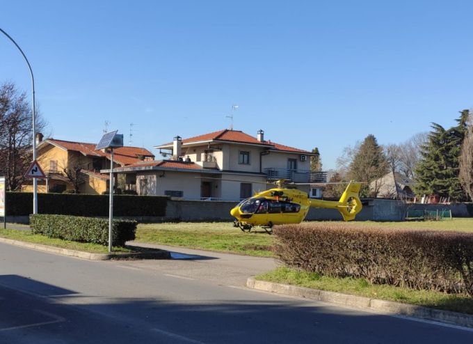 Malore improvviso in strada, trasportato al Sacco in codice rosso