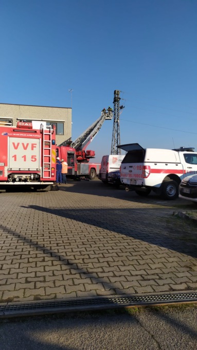 Una donna salita sul traliccio fa scattare l’allarme