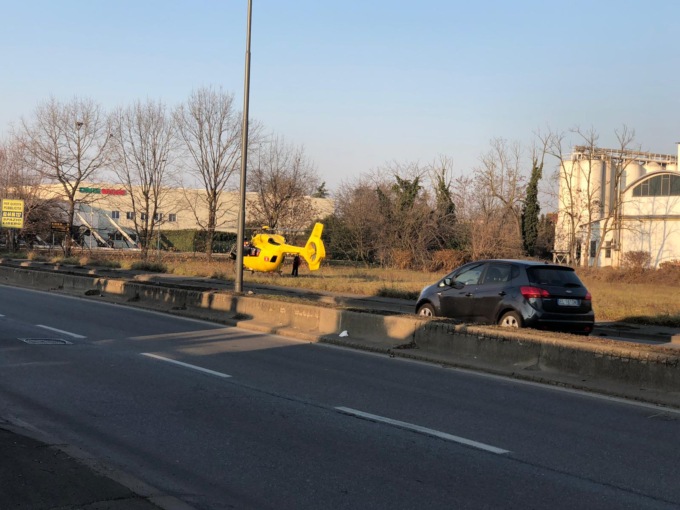 Ferito nel cortile di un’azienda: 27enne finisce in ospedale