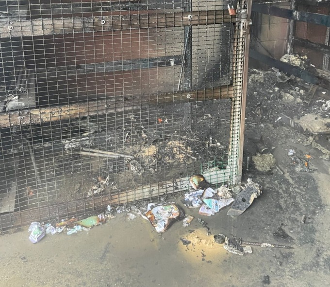 Incendio in un deposito di materiali: intervengono i Vigili del fuoco