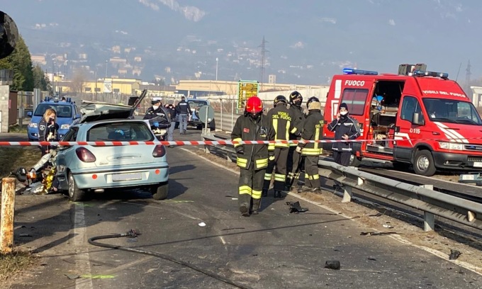 Finisce con l’auto contro il treno: incidente mortale a Erba