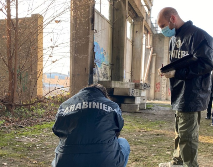 Cadavere nella fabbrica dismessa: si propende per l’omicidio