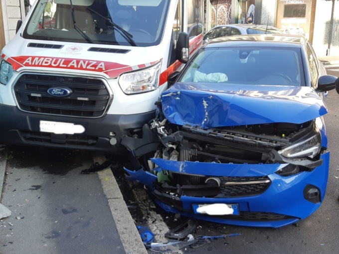 Incidente fra auto e ambulanza: coinvolte sei persone