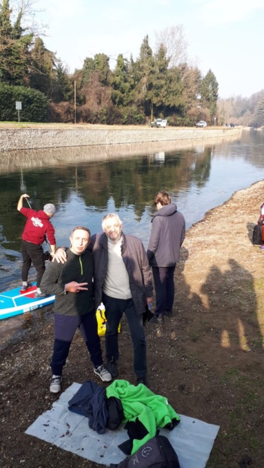 Nuota nelle acque gelide del Naviglio per difendere l’ambiente