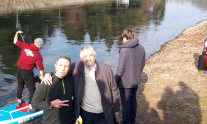 Nuota nelle acque gelide del Naviglio per difendere l'ambiente
