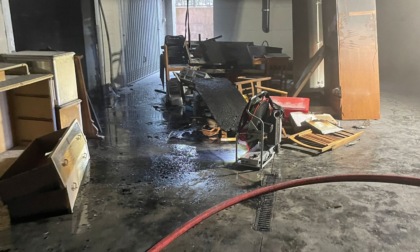Incendio in un box: tredicenne finisce in ospedale