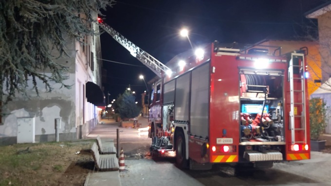 Incendio al ristorante, arrivano i pompieri