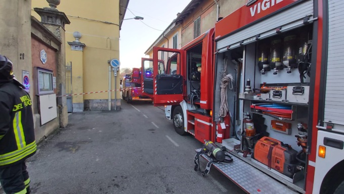 Auto in fiamme nel cortile, mamma e figlie si salvano