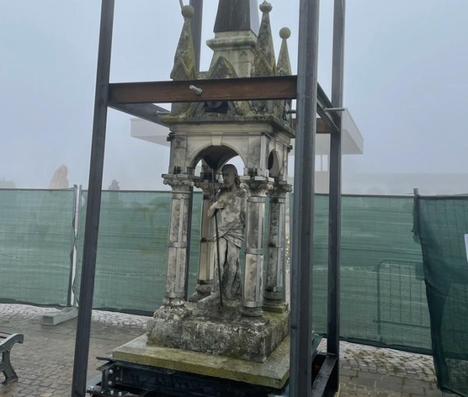 Lavori al cimitero Maggiore: rimossa la statua per il restauro