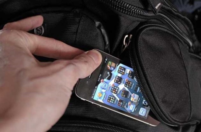 Rubano un cellulare e poi chiedono il riscatto: arrestati per estorsione