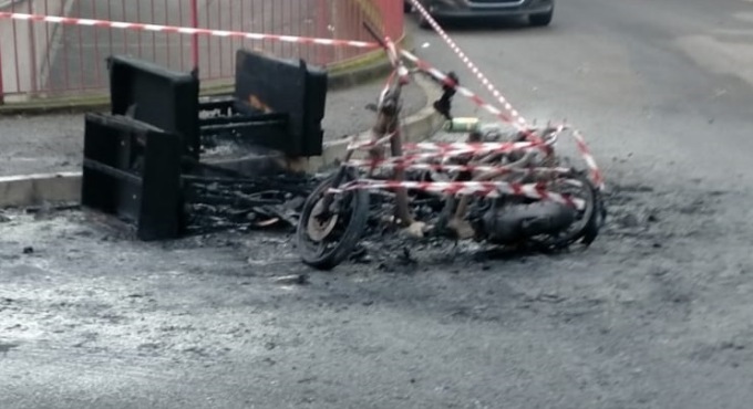 Capodanno: incendiano rifiuti, scooter e divano