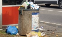 Cestini straripanti di rifiuti: "Operatori in malattia ma soprattutto troppi incivili"