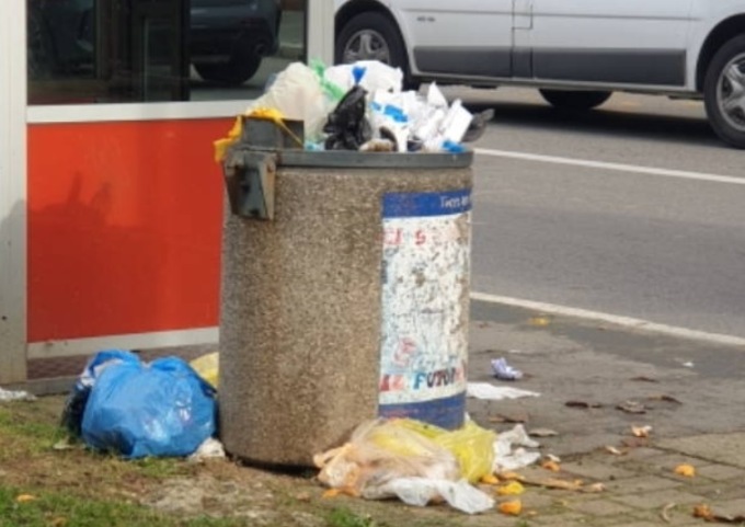 Cestini straripanti di rifiuti: “Operatori in malattia ma soprattutto troppi incivili”