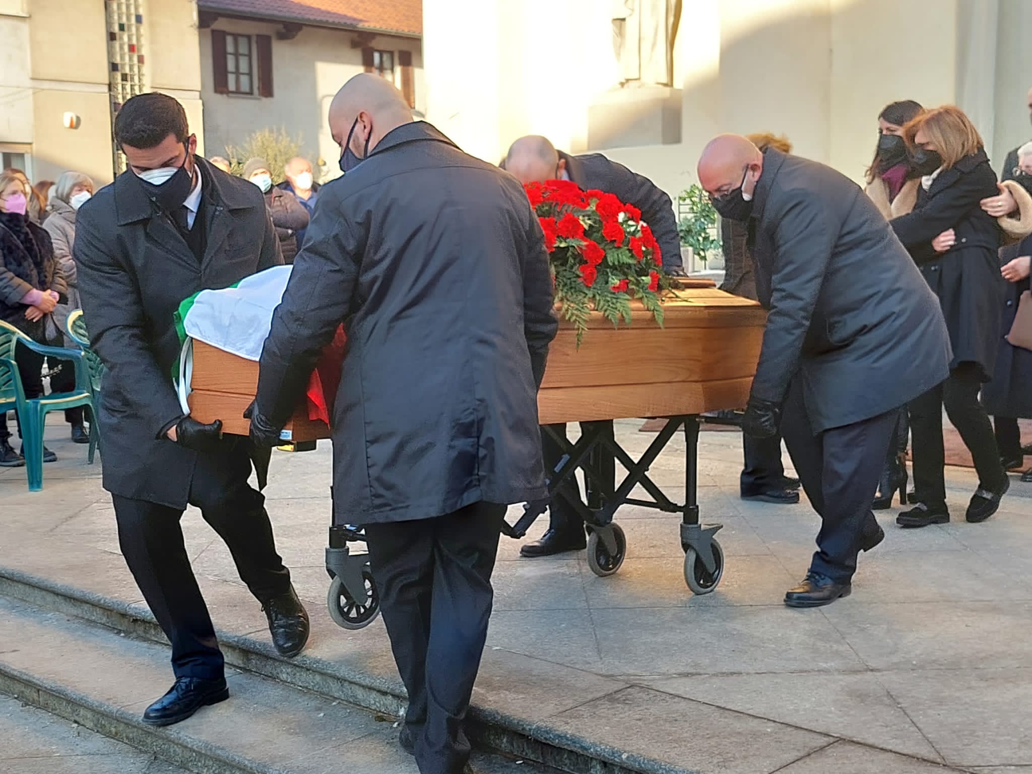 Robecchetto, funerali dell'ex sindaco Franco Ottolini