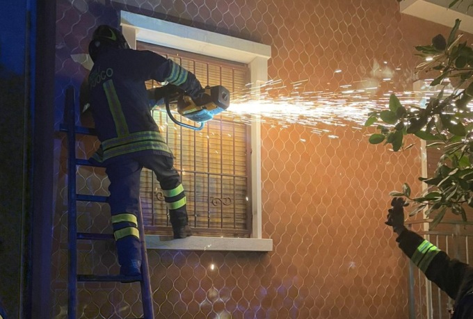 Anziano cade in casa, salvato dai pompieri