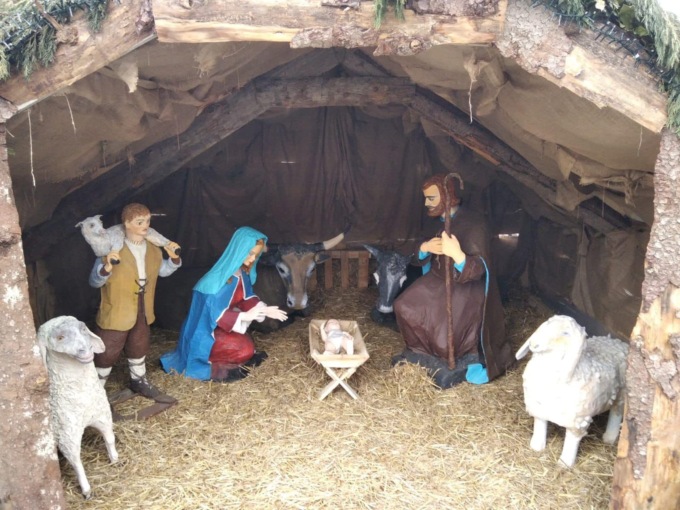 Vandalizzato il presepe in piazza