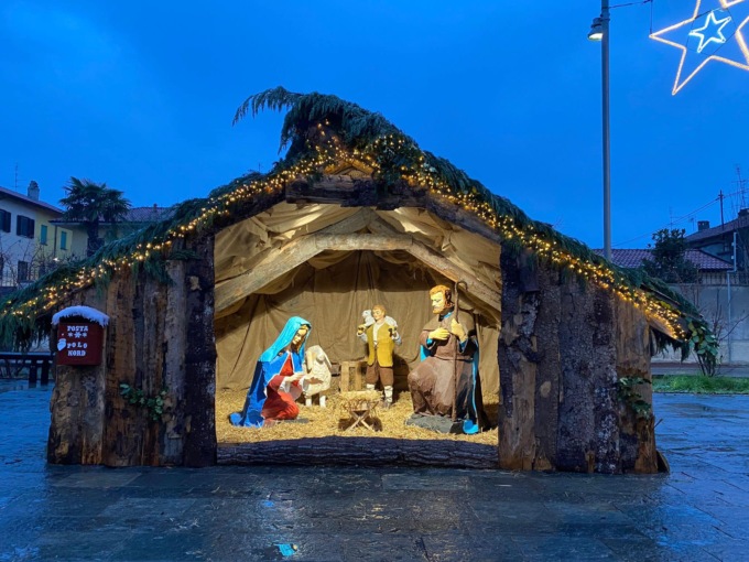 Vandalizzato il presepe in piazza