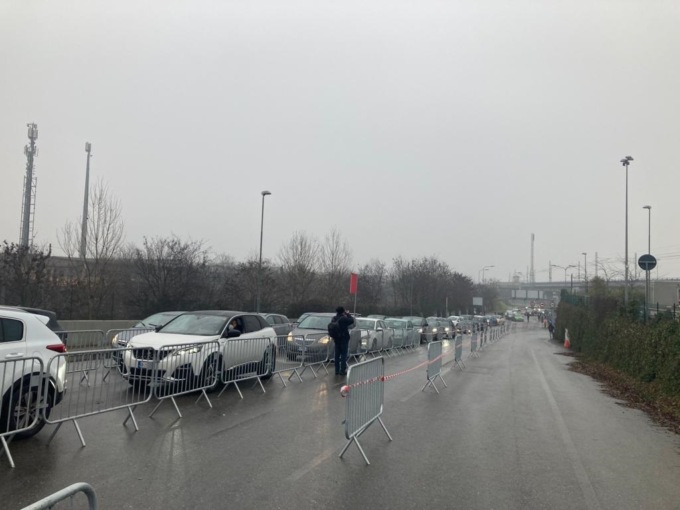 Apre il drive through di Rho Fiera ed è subito coda per fare i tamponi