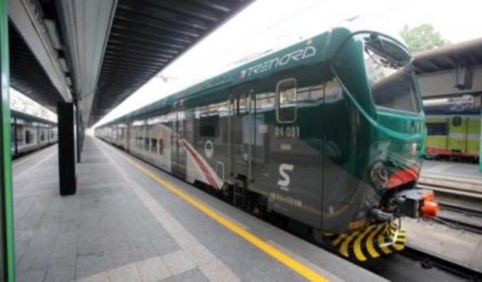 Ruba una borsa in treno e minaccia tutti con una lattina