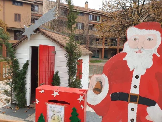 Vandali contro la Casetta di Babbo Natale, il sindaco: “Denunciamoli”