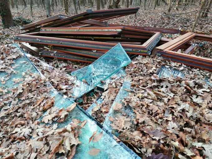 Vetri rotti e accampamenti dei boschi, la protesta del M5S